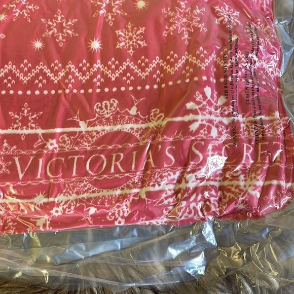 Victoria’s Secret Blanket VS Red Fair Isle Snowflake Plush Fleece Blanket 🆕 ☕❄️ - Picture 5 of 6